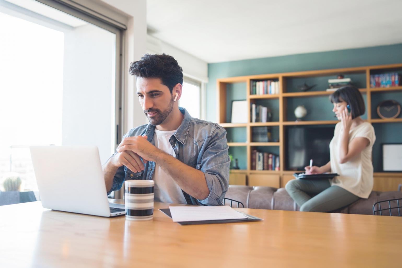 Position Trading Arbeitsplatz mit Marktanalyse